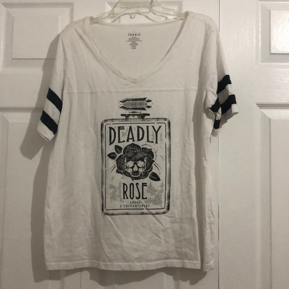 COPY - Torrid Deadly Rose Graphic Tee Size 1 - Picture 1 of 5